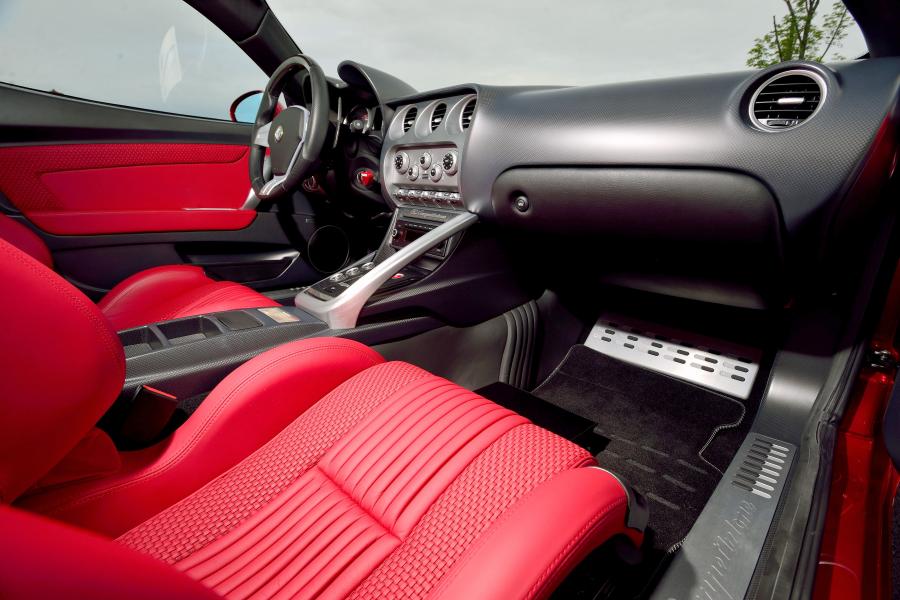 Интерьер Alfa Romeo 8C Competizione 2008 года  (NA) (фото 2 из 21)
